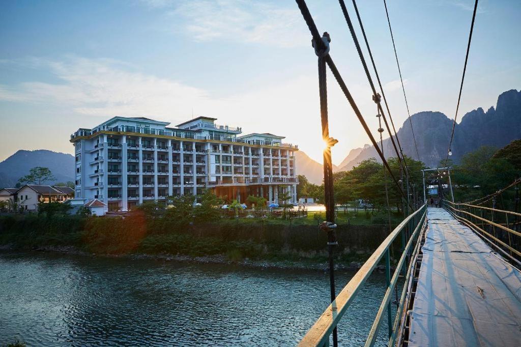 Thavisouk Riverside Hotel Vang Vieng Bagian luar foto