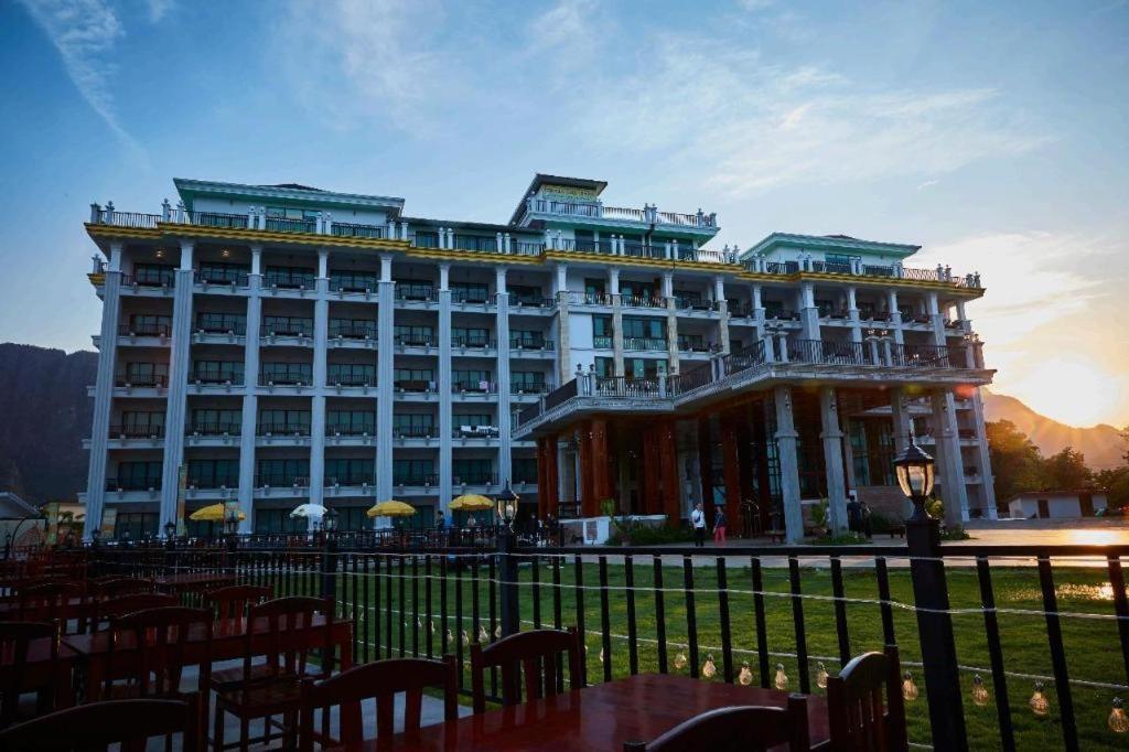 Thavisouk Riverside Hotel Vang Vieng Bagian luar foto