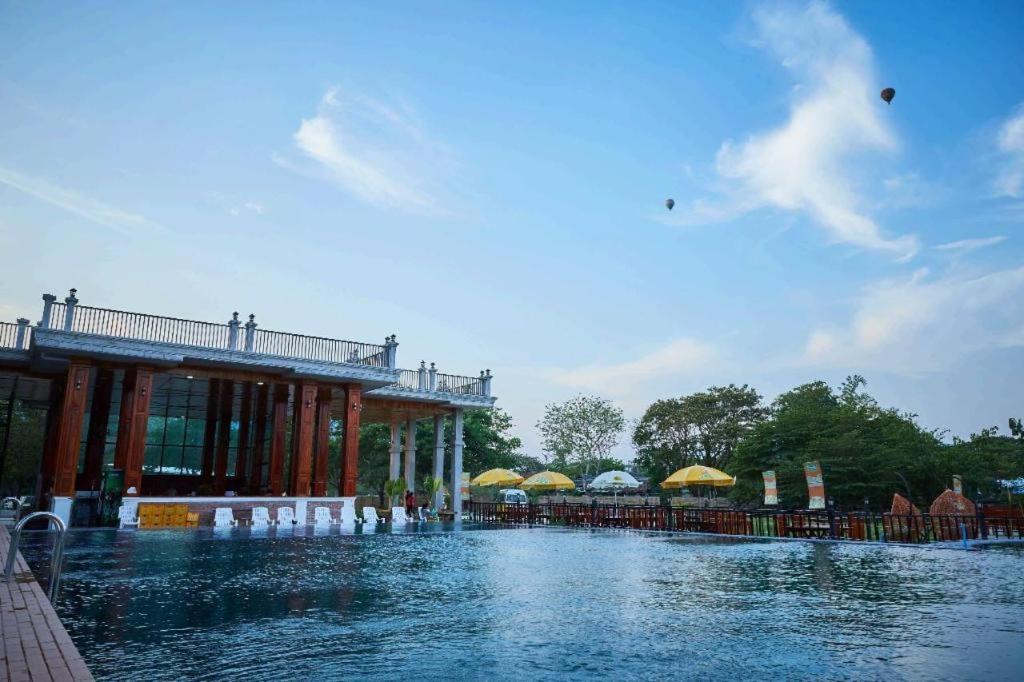 Thavisouk Riverside Hotel Vang Vieng Bagian luar foto