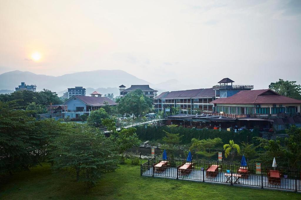 Thavisouk Riverside Hotel Vang Vieng Bagian luar foto