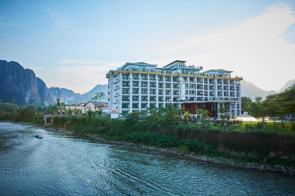 Thavisouk Riverside Hotel Vang Vieng Bagian luar foto