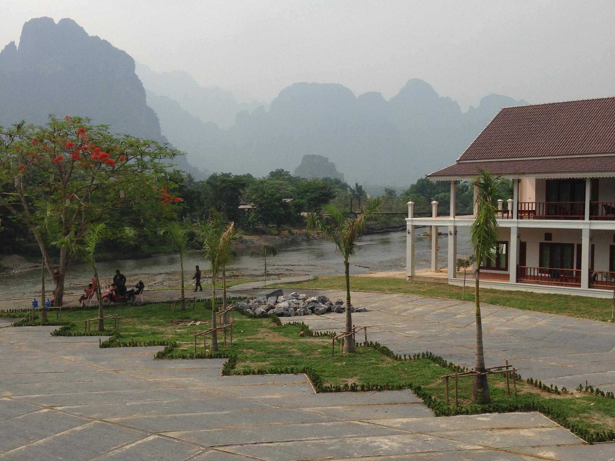 Thavisouk Riverside Hotel Vang Vieng Bagian luar foto