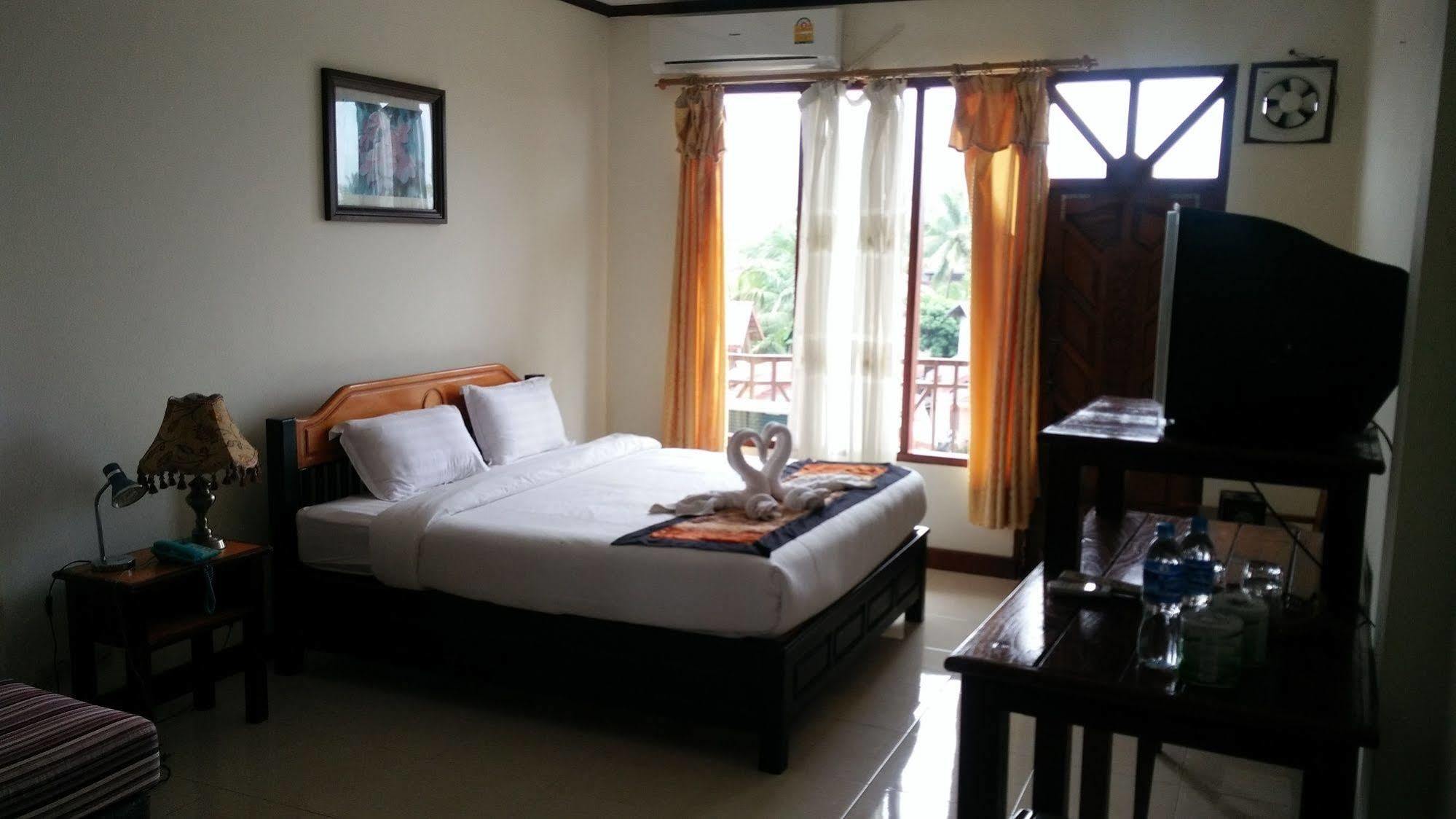 Thavisouk Riverside Hotel Vang Vieng Bagian luar foto