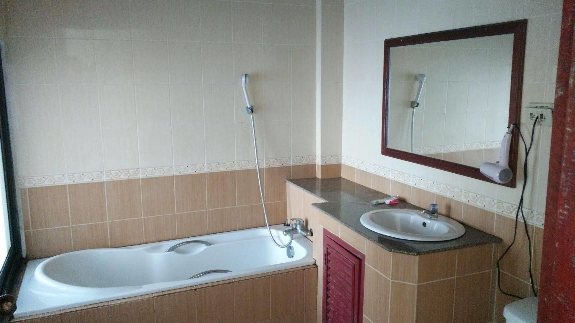 Thavisouk Riverside Hotel Vang Vieng Bagian luar foto