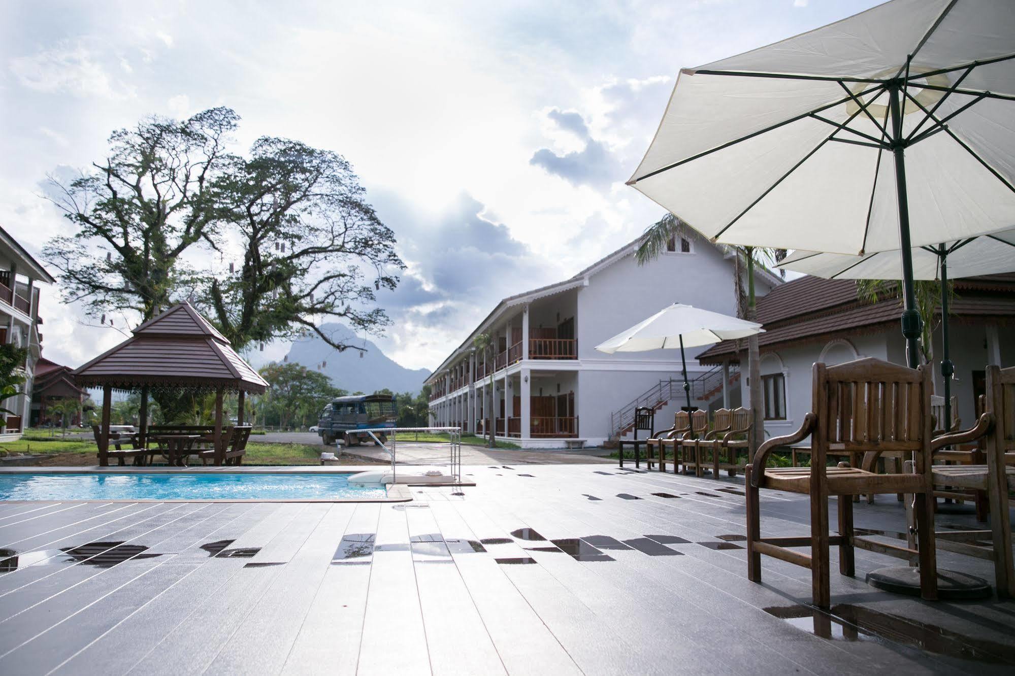 Thavisouk Riverside Hotel Vang Vieng Bagian luar foto