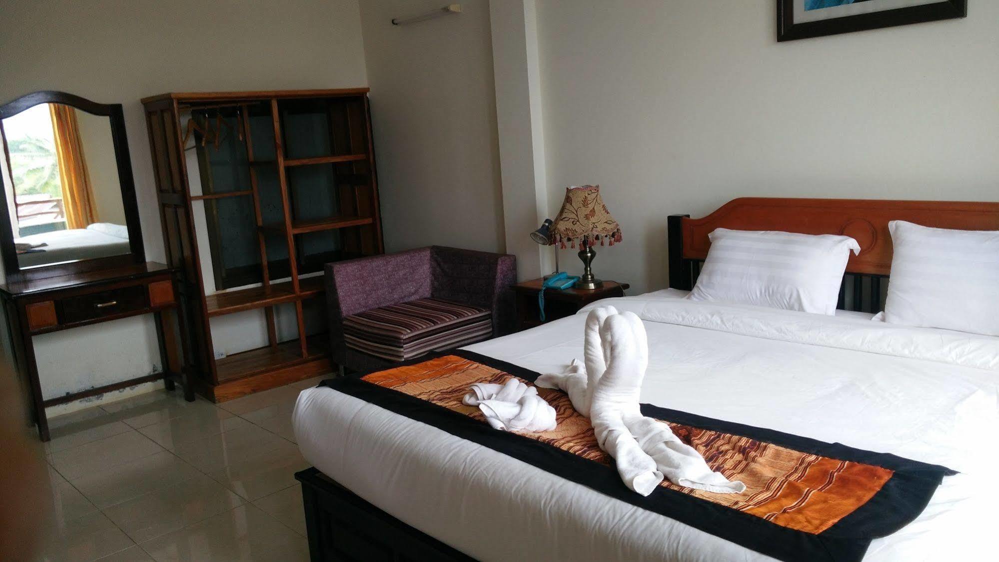 Thavisouk Riverside Hotel Vang Vieng Bagian luar foto