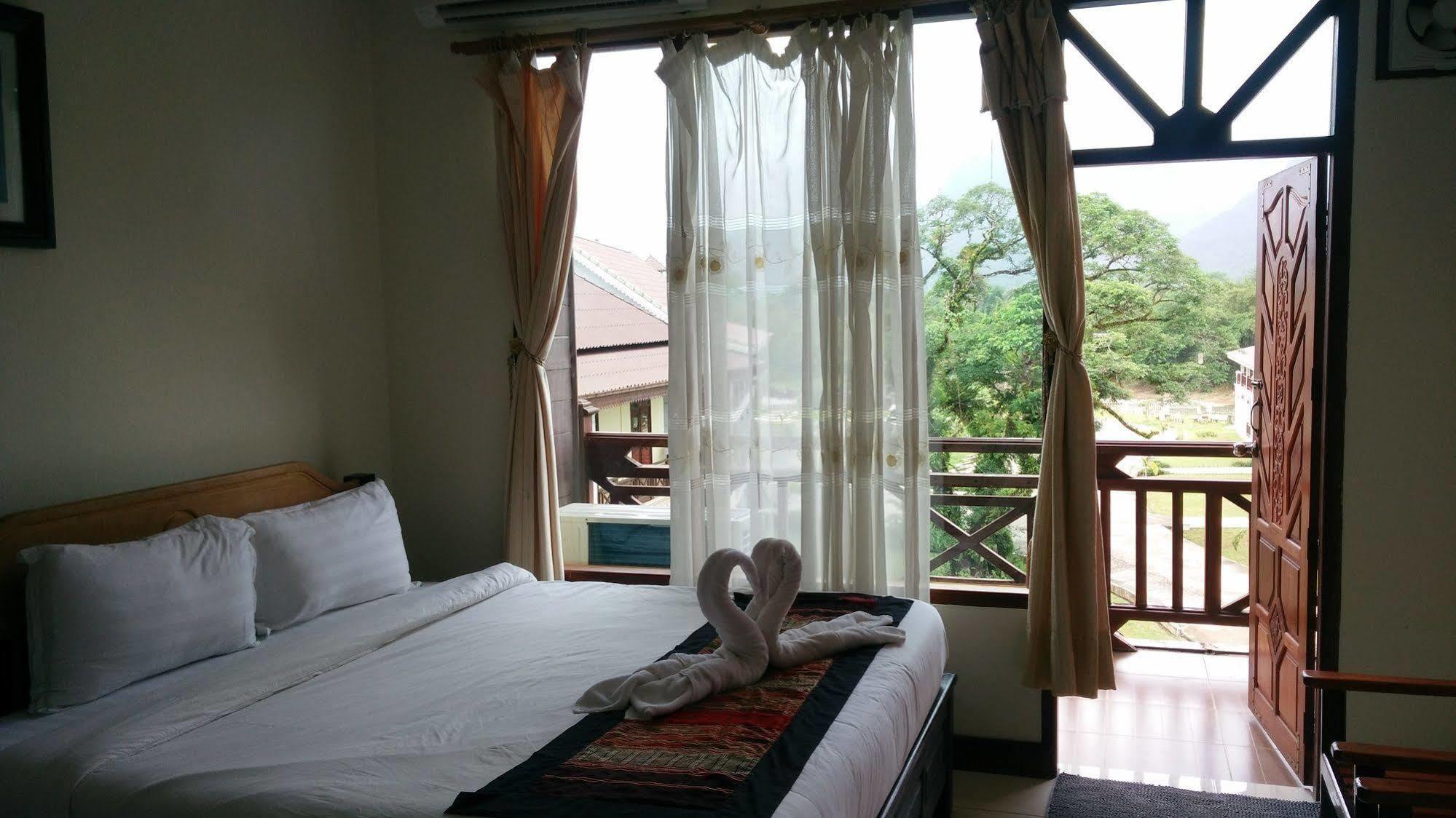 Thavisouk Riverside Hotel Vang Vieng Bagian luar foto
