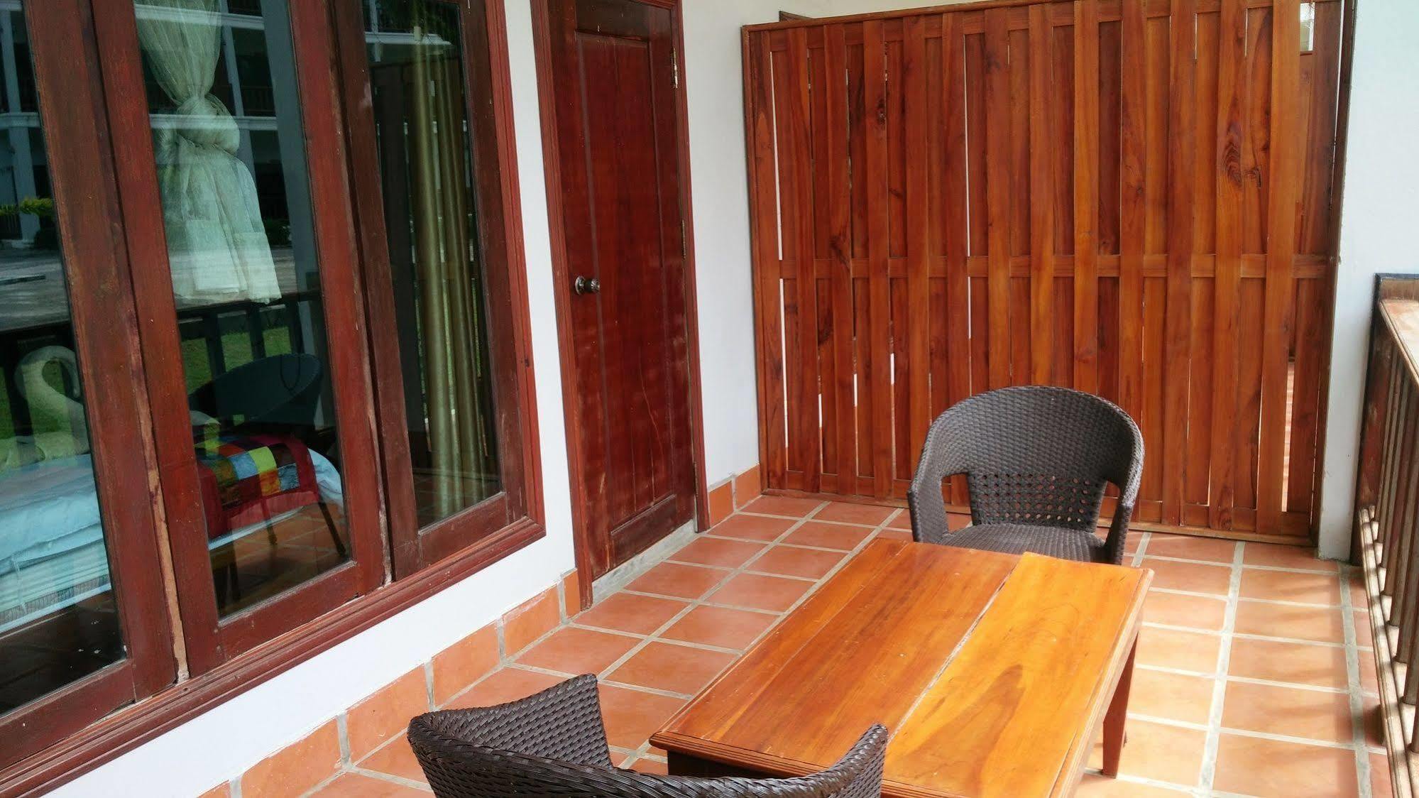 Thavisouk Riverside Hotel Vang Vieng Bagian luar foto