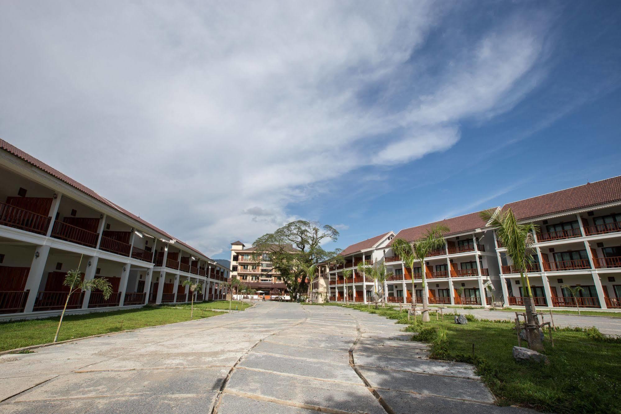 Thavisouk Riverside Hotel Vang Vieng Bagian luar foto